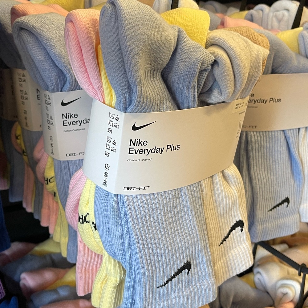 Nike Everyday Plus Cushioned
Training Crew Socks (6 Pairs)
Multi-Color
Size L